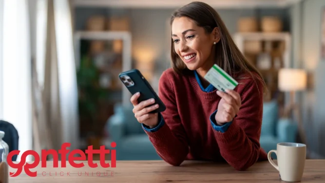 Χαμογελαστή γυναίκα κάνει online αγορά με κινητό και κάρτα στο σπίτι, με λογότυπο Confetti