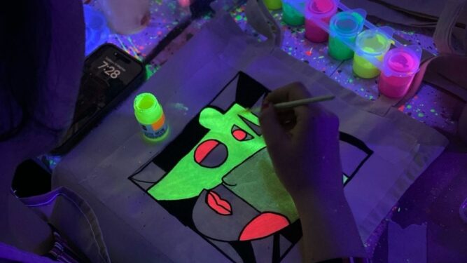 Ζωγραφική με Black Light και Neon Χρώματα