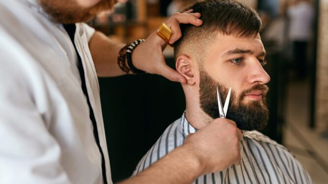 Ανδρικό Κούρεμα και Δώρο Πομάδα – Περιποίηση που Διαρκεί